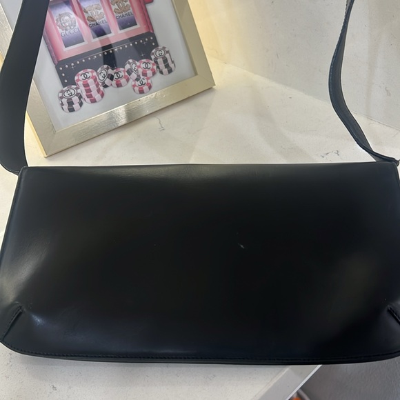 Salvatore Ferragamo Gancini wood logo shoulder bag. Black leather with wood logo - Picture 13 of 17